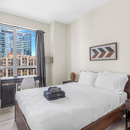 3 Bedroom Beside Cn Tower With Parking Downtown โตรอนโต ภายนอก รูปภาพ