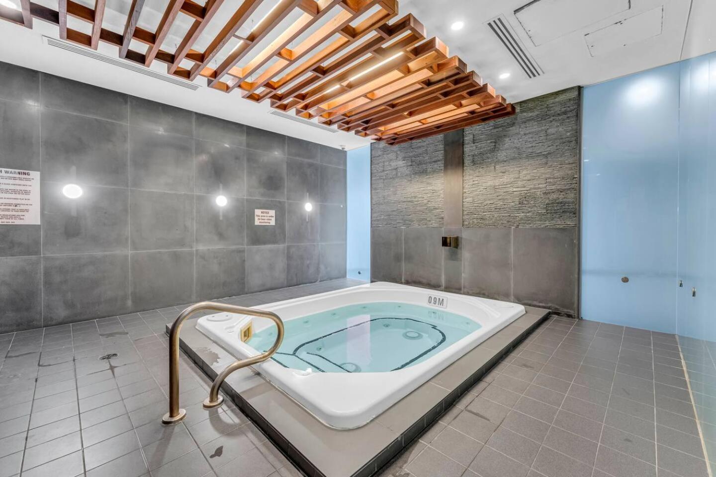 3 Bedroom Beside Cn Tower With Parking Downtown โตรอนโต ภายนอก รูปภาพ