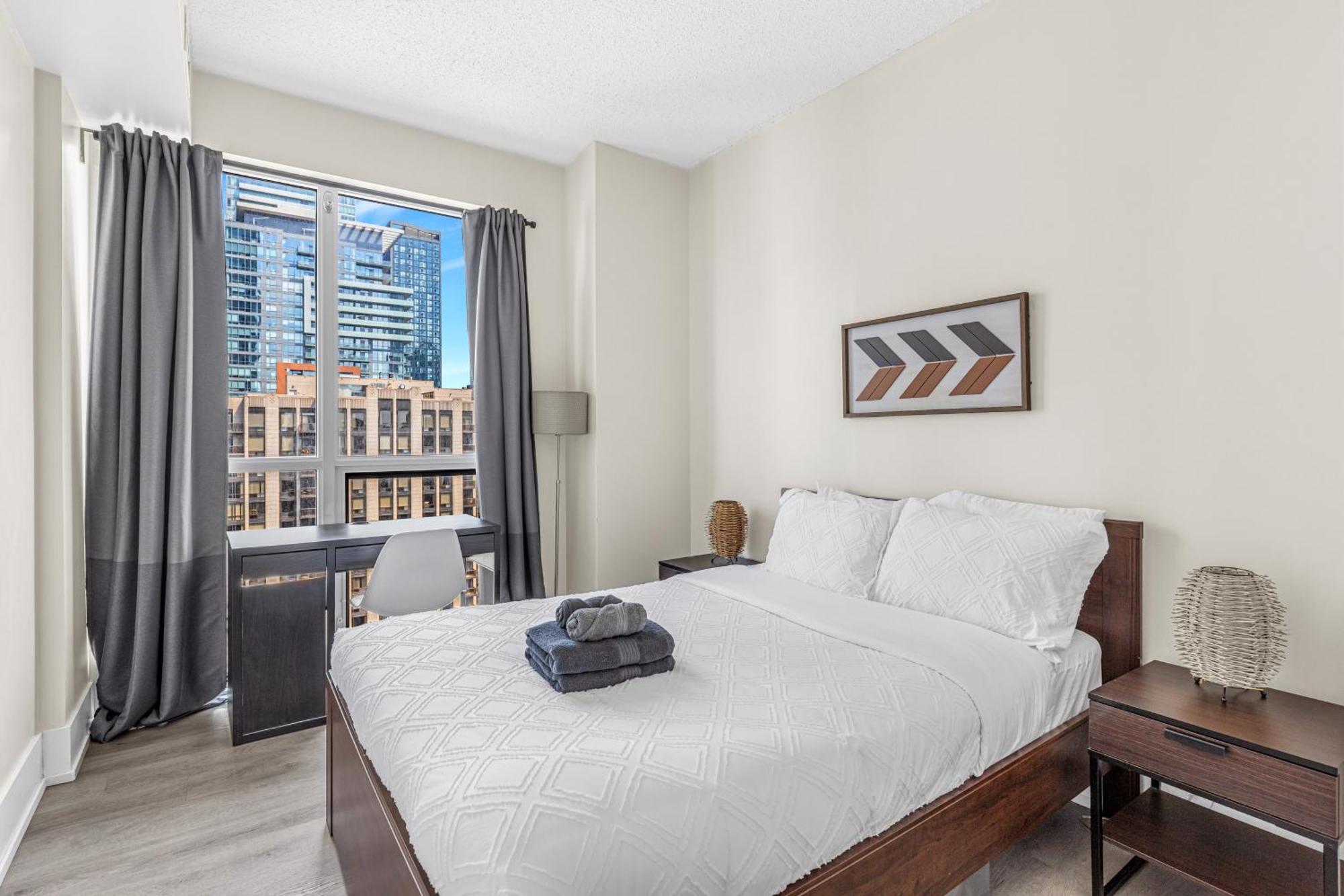 3 Bedroom Beside Cn Tower With Parking Downtown โตรอนโต ภายนอก รูปภาพ