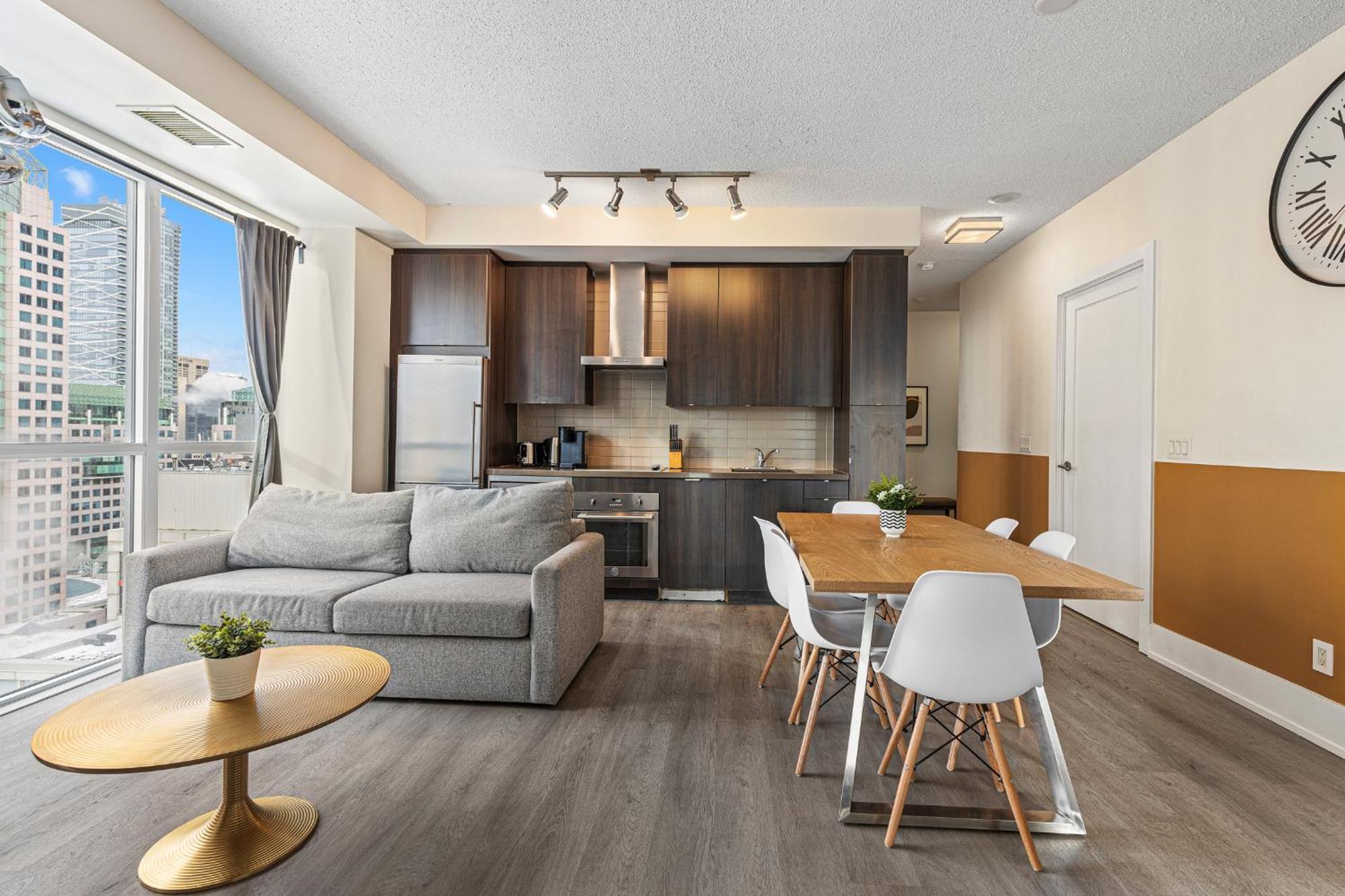 3 Bedroom Beside Cn Tower With Parking Downtown โตรอนโต ภายนอก รูปภาพ