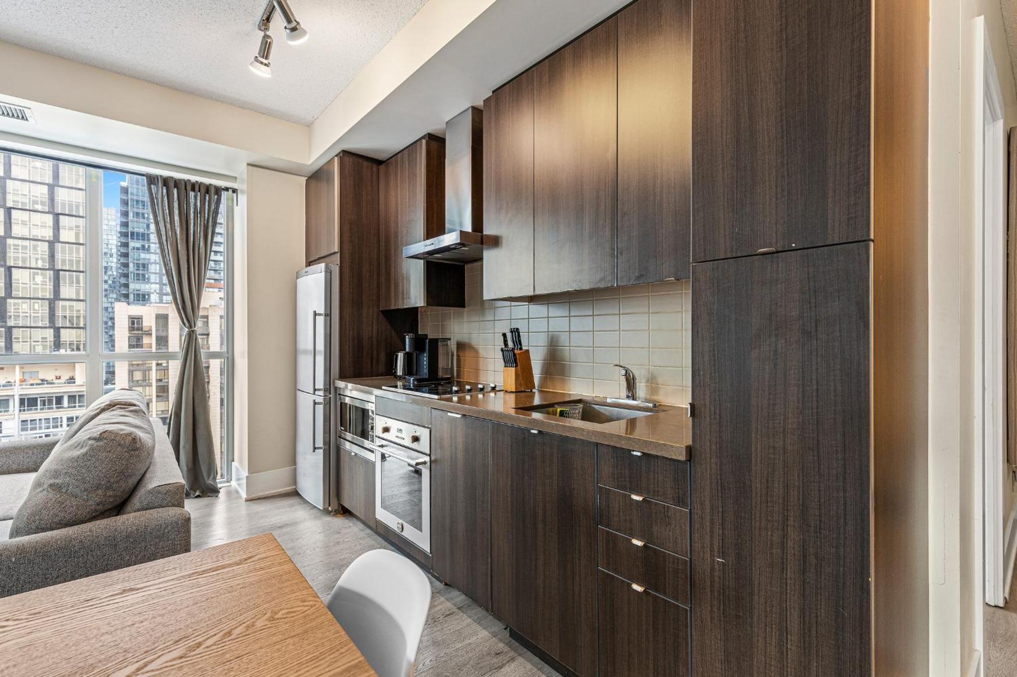 3 Bedroom Beside Cn Tower With Parking Downtown โตรอนโต ภายนอก รูปภาพ
