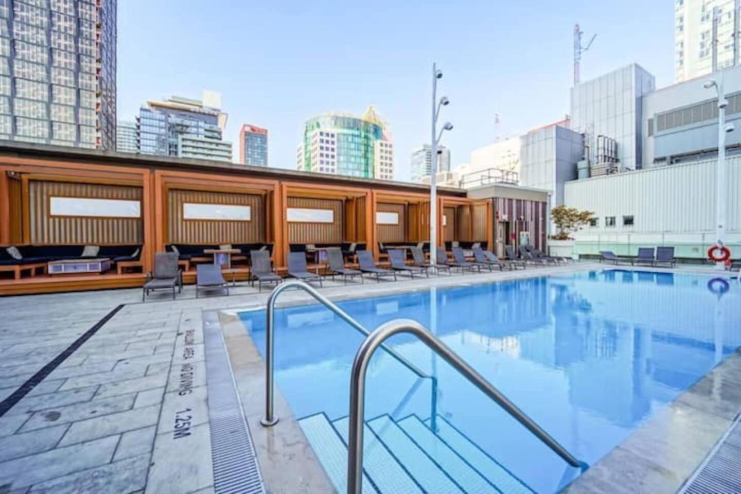 3 Bedroom Beside Cn Tower With Parking Downtown โตรอนโต ภายนอก รูปภาพ