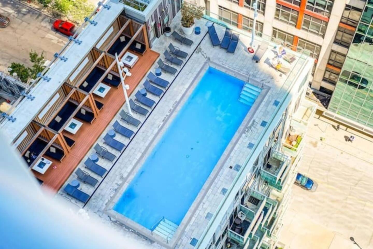 3 Bedroom Beside Cn Tower With Parking Downtown โตรอนโต ภายนอก รูปภาพ