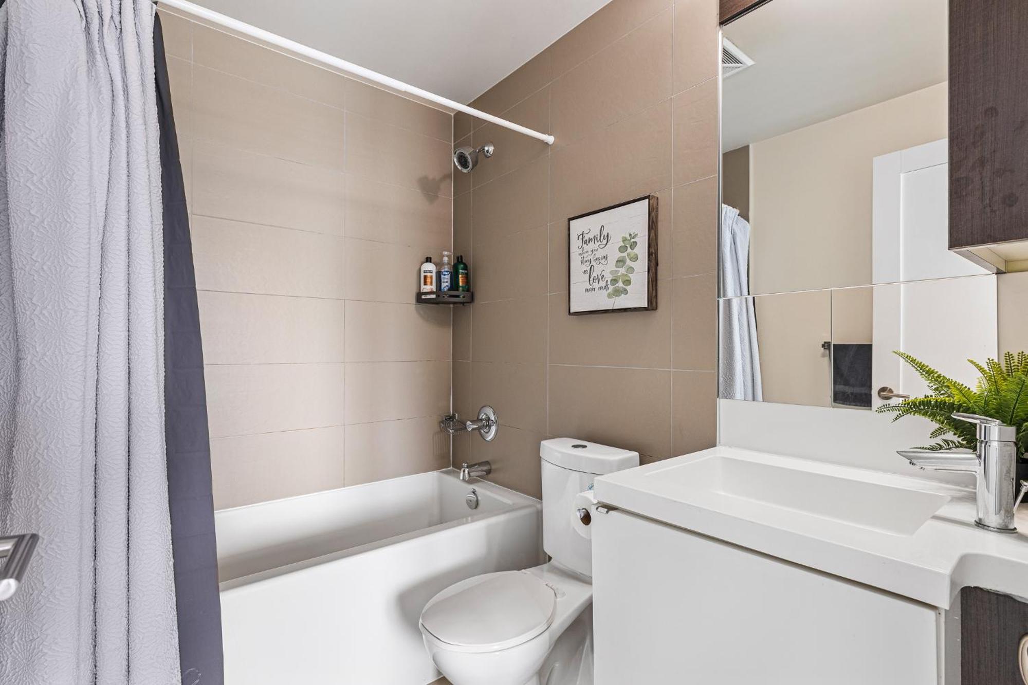 3 Bedroom Beside Cn Tower With Parking Downtown โตรอนโต ภายนอก รูปภาพ