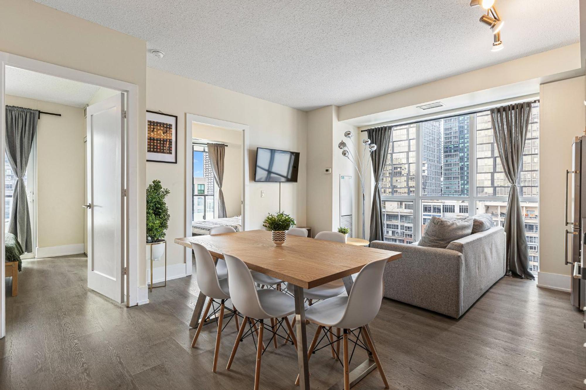 3 Bedroom Beside Cn Tower With Parking Downtown โตรอนโต ภายนอก รูปภาพ