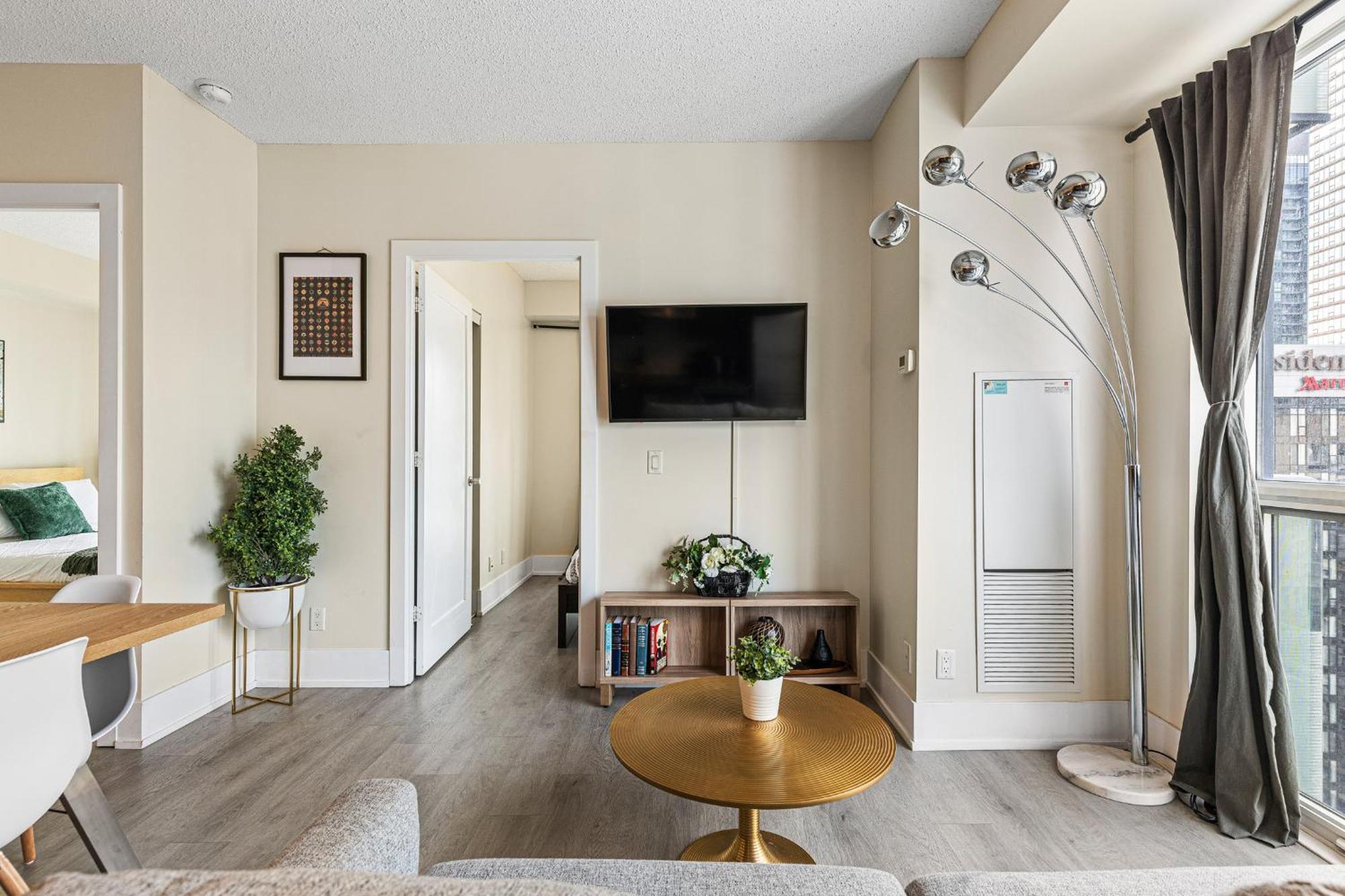3 Bedroom Beside Cn Tower With Parking Downtown โตรอนโต ภายนอก รูปภาพ