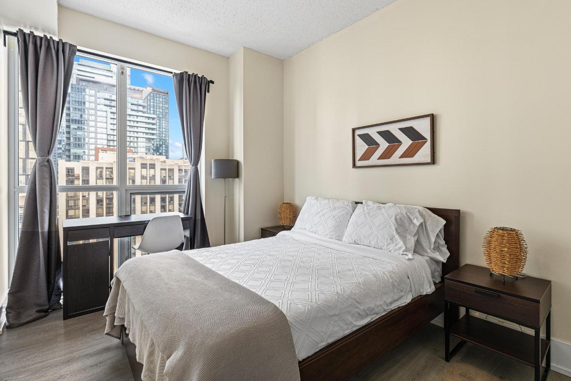 3 Bedroom Beside Cn Tower With Parking Downtown โตรอนโต ภายนอก รูปภาพ