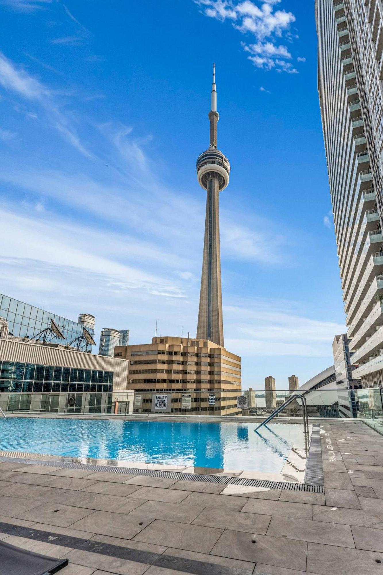 3 Bedroom Beside Cn Tower With Parking Downtown โตรอนโต ภายนอก รูปภาพ